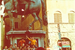 1969-firenze-gruppo-sotto-statua-equestre