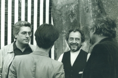 1983-Germano-Celant-Daniel-Buren-e-di-spalle-Giulio-Paolini-e-Carlo-Quartucci